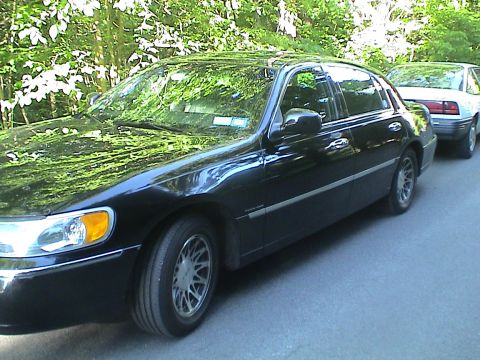 2001 Lincoln Town Car photo