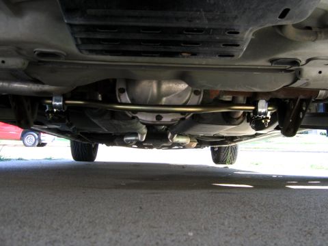 2000 Ford Crown Victoria - Underside view shows the rear stabilizer bar and differential, with another vehicle in the background.