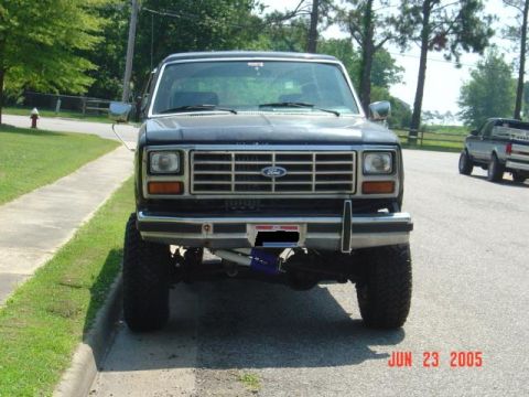 1986 Ford Bronco - sitting on new rims and tires