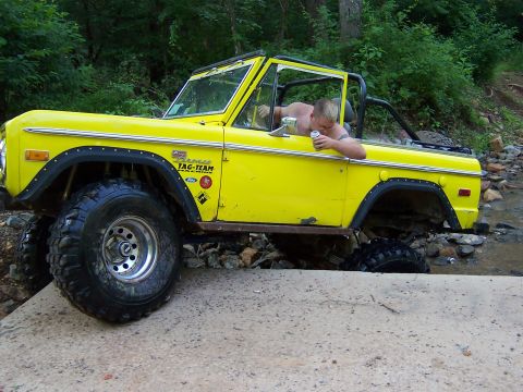 1978 Ford Bronco - bridge crawin