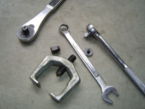 1989 Ford Bronco - Day started out rough on tools...2 ratchets, a wrench, and a pinion puller