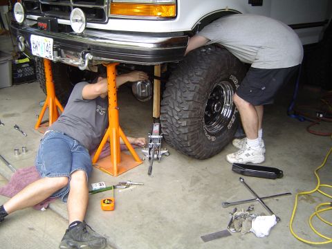 1989 Ford Bronco - Working on the track bar