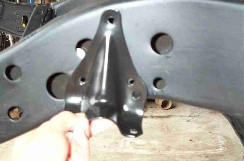 1965 Ford Galaxie - Pardon the blurry pic, I was too close. This shows the position of the bracket with the new Tbird sway bar