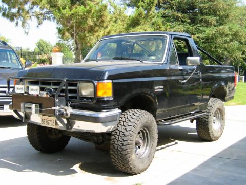 1985 Ford Bronco - This modified 1987 Ford Bronco features a winch and brush guard, differing from the claimed 1985 model year.