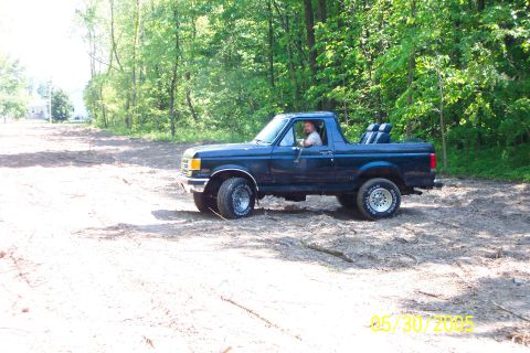1988 Ford Bronco - My friend driving. Testing 4x4. Auto hubs on it engaging intermittently