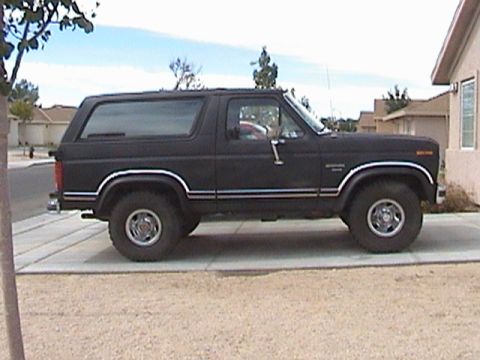 1986 Ford Bronco - Stock Suspension, with 35's. Notice, not much room for wheel travel.