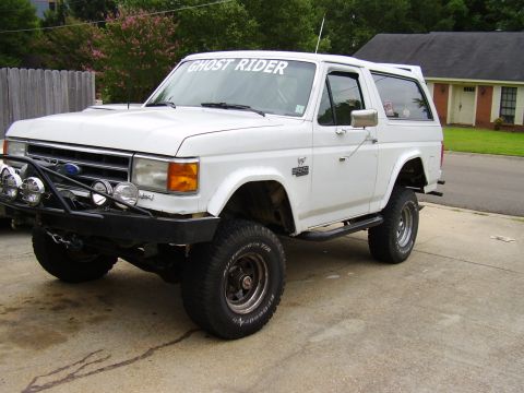 1990 Ford Bronco - I added the flares (from Brian/s 74) painted whtie, gives an interesting look dont you think?