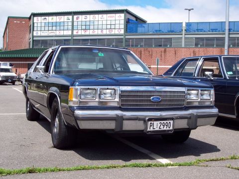 2001 Ford Crown Victoria - Are those US Military in Germany plates?