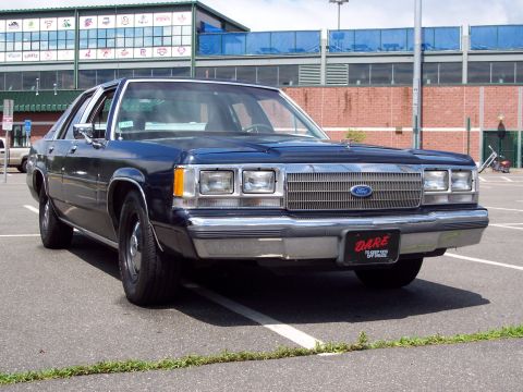 2001 Ford Crown Victoria - This Ford Crown Victoria has a body style consistent with the 1980s, not a 2001 model.