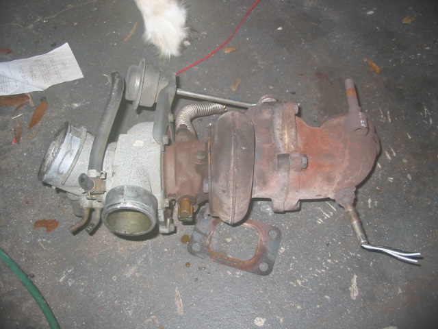 turbocharger assembly with wastegate actuator and exhaust manifold flange
