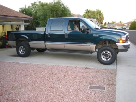 1999 Ford F-250 - This 1999 Ford F-250 Super Duty truck is shown from the side, a crew cab and a long bed.