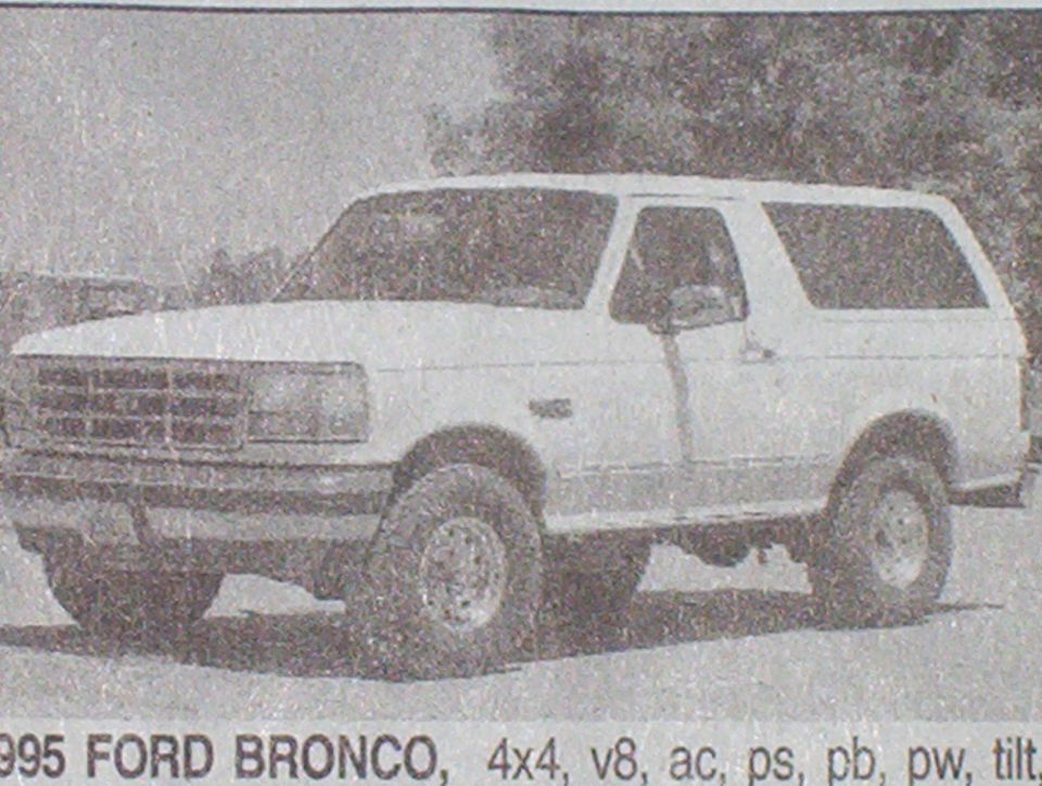 1995 Ford Bronco 4x4, front 3/4 view. White paint, aftermarket wheels