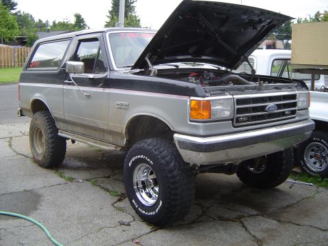 1989 Ford Bronco - Back on his wheels