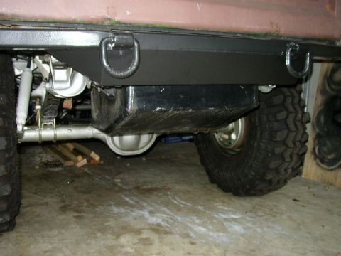 1995 Ford Bronco - Close-up view of a vehicle's rear axle, fuel tank, and tires.