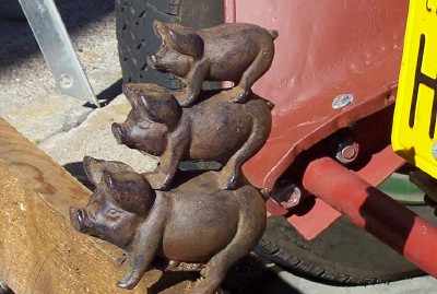 1995 Ford Bronco - A whimsical stack of three cast iron pigs, likely a custom automotive accessory, is visible in this close-up shot.