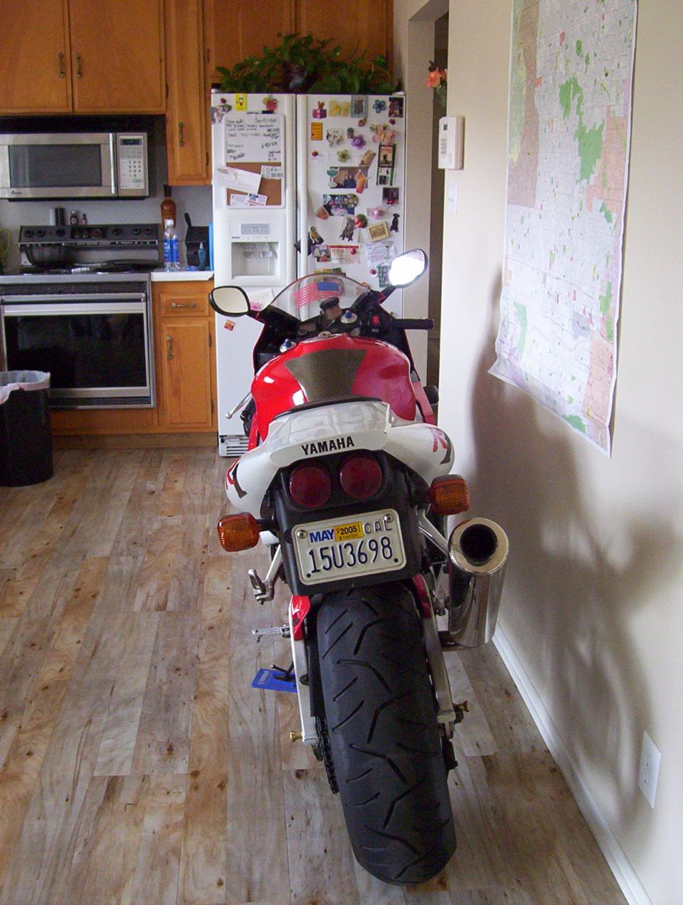 Motorcycle rear view with license plate 15U3698 and Yamaha branding