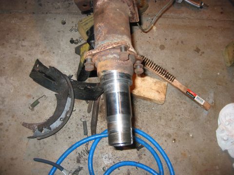 1989 Ford Bronco - Spindle looks good. No pitting or corrosion.