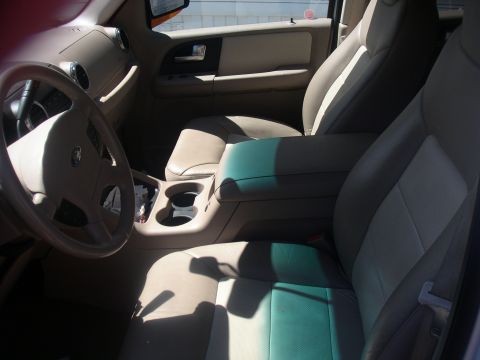2003 Ford Expedition - The interior of a 2003 Ford Expedition features tan leather seats and a beige dashboard.