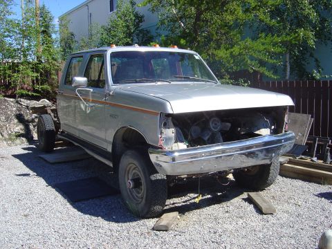 1986 Ford F-150 - This Ford Bronco is missing its grille and radiator, with the engine fan exposed.