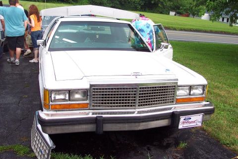 1985 Ford LTD Crown Victoria - Front view of a 1985 Ford Crown Victoria LTD with its grille removed.