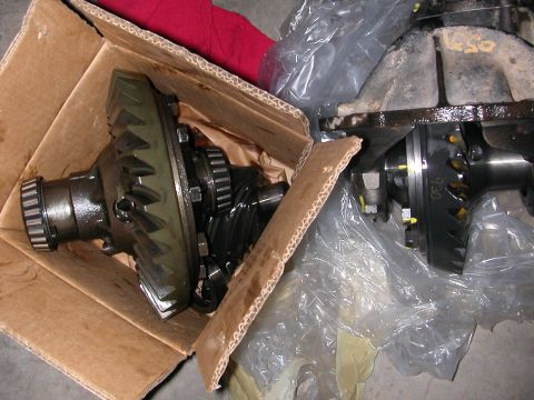 1984 Ford Bronco - Differential gears are shown in a cardboard box and plastic wrap, with a Supermotors watermark visible.