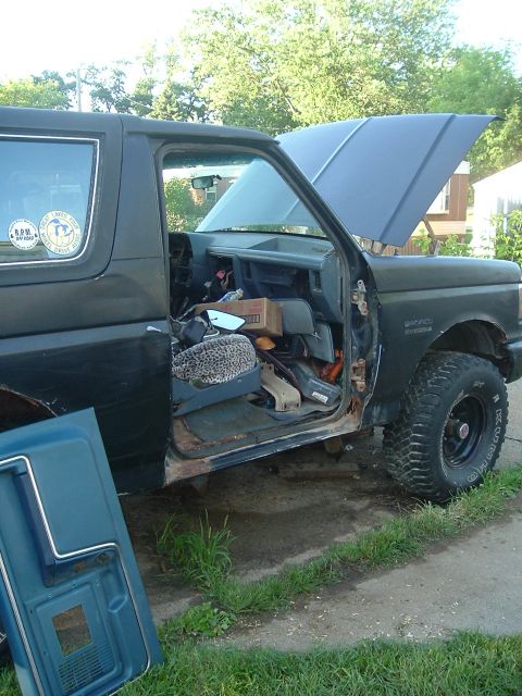 1989 Ford Bronco - This Ford Bronco appears to be from the late 1980s, not a 1989 model as claimed.