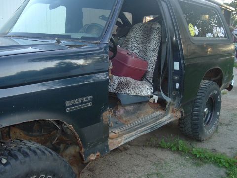 1989 Ford Bronco - This 1989 Ford Bronco shows considerable rust damage on its lower body panels and door sills.