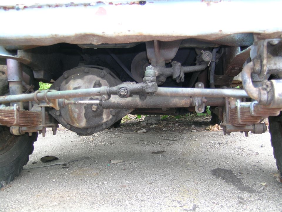 Underside rear axle with differential, leaf springs and tie rod, rusted