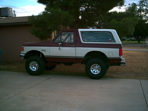 1988 Ford Bronco - This lifted Ford Bronco has a two-tone paint scheme and aftermarket wheels.