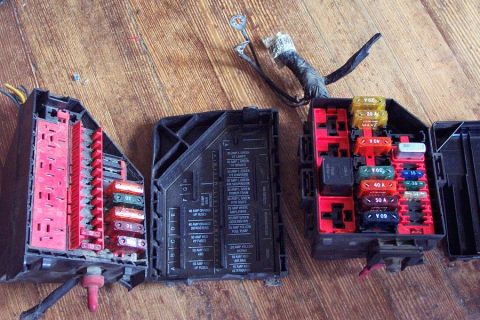 1985 Ford Crown Victoria LTD - Fuse/relay boxes from 90's panthers = solution to all my underhood wiring dilemas.