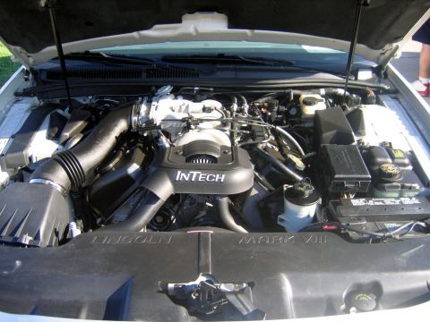2000 Ford Crown Victoria - The engine bay features an InTech V8 engine cover and Lincoln Mark VIII badging, indicating it is not a 2000 Ford Crown Victoria.