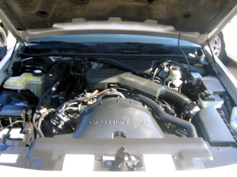 2000 Ford Crown Victoria - Engine bay of a 2000 Ford Crown Victoria, showing the V8 engine and cooling fan.