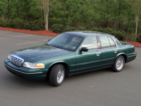 2001 Ford Crown Victoria photo