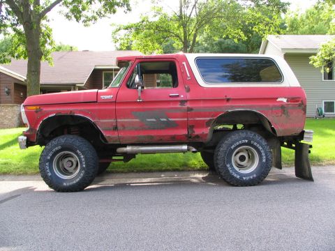 1978 Ford Bronco - This lifted 1978 Ford Bronco features off-road tires and a white removable top.