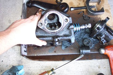 1992 Ford Bronco - Here it is with the sector shaft out. You can now pull the piston and worm gear straight out of the box.