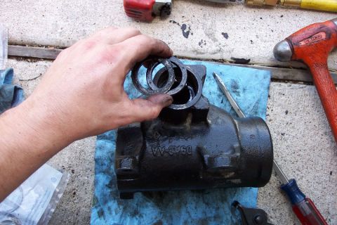1992 Ford Bronco - Remove the o-ring over the sector shaft, then remove the seals. You may have to use a pick to remove the rubber around the o-ring in order…