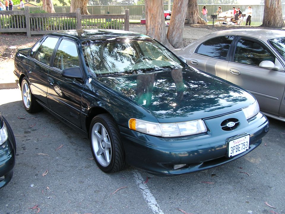 Dark green sedan, 3q-front view. License plate 3PBE753