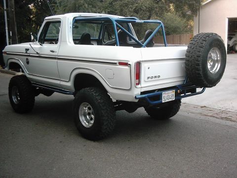 1978 Ford Bronco - This lifted 1978 Ford Bronco features a blue roll cage and a spare tire mounted on the rear.