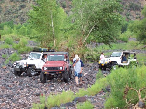 1981 Ford F-150 - Strapping the jeep out of the water