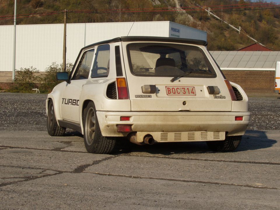 White Renault 5 Turbo rear view with wide fenders and yellow Belgian plate BQC-314