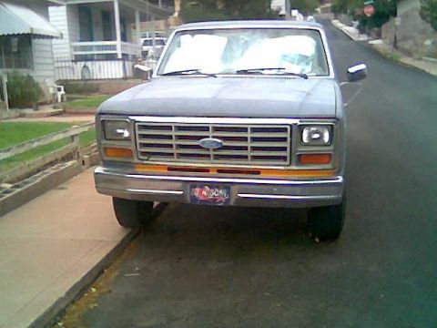 1980 Ford Bronco - this has a blown eng i let my cuzzin take it out ! but thats why he gave me that trailer!