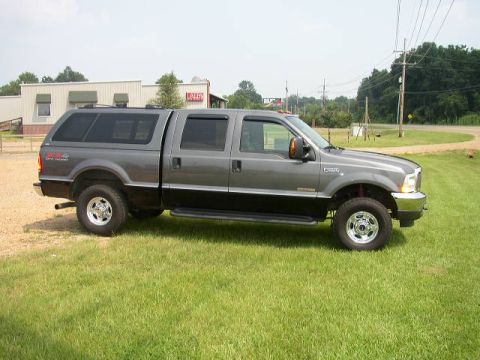 1995 Ford Bronco - This Ford F-250 Super Duty is equipped with a camper shell and appears to be a 2003 model.