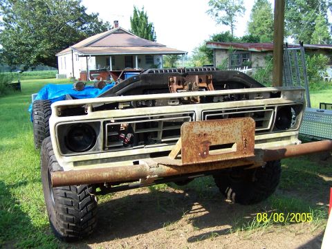 1976 Ford F-150 - Front view of a white Ford F-Series truck with a rusty bumper and grille, parked outdoors.