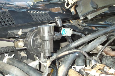 1998 Ford Crown Victoria - Where does this grey connector go?