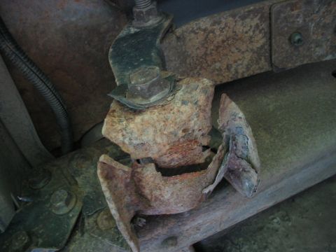 1992 Ford Bronco - The spring perch on this vehicle's frame is severely rusted and broken.