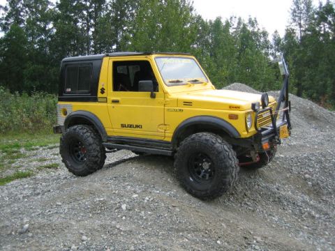 1987 Suzuki Samurai - Playing at the trailhead
