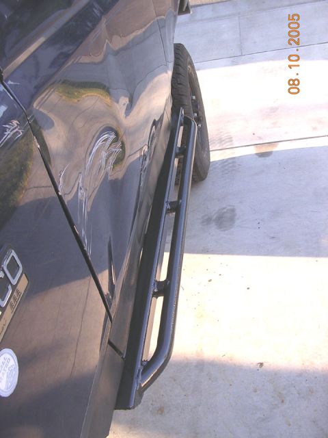 1994 Ford Bronco - Aftermarket rock sliders fitted to the side of a 1994 Ford Bronco.