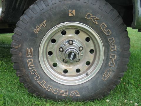 1995 Ford Bronco - Close-up of a vehicle's wheel a Kumho Venture MT tire and a Warn manual locking hub.
