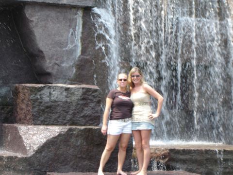 1986 Ford Bronco - Two women stand near a waterfall, with a SuperMotors watermark visible in the lower right corner.