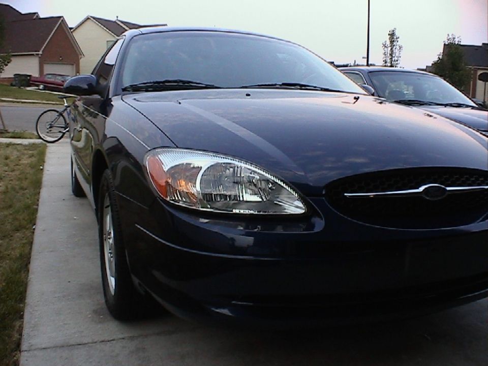 Dark blue 2000 Ford Taurus 3q-front view. Another car is parked behind it